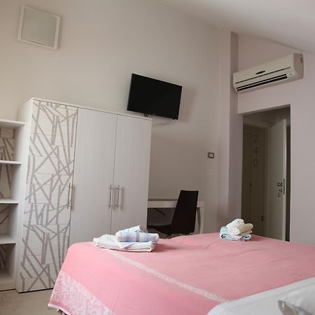 Hotel Silver Римини Екстериор снимка
