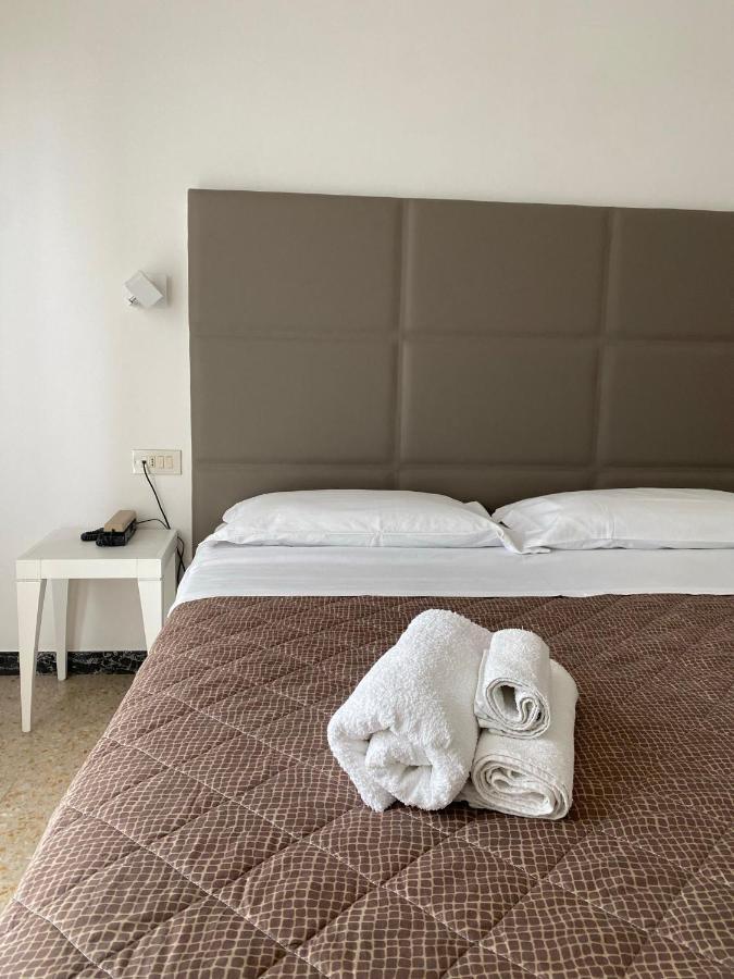 Hotel Silver Римини Екстериор снимка