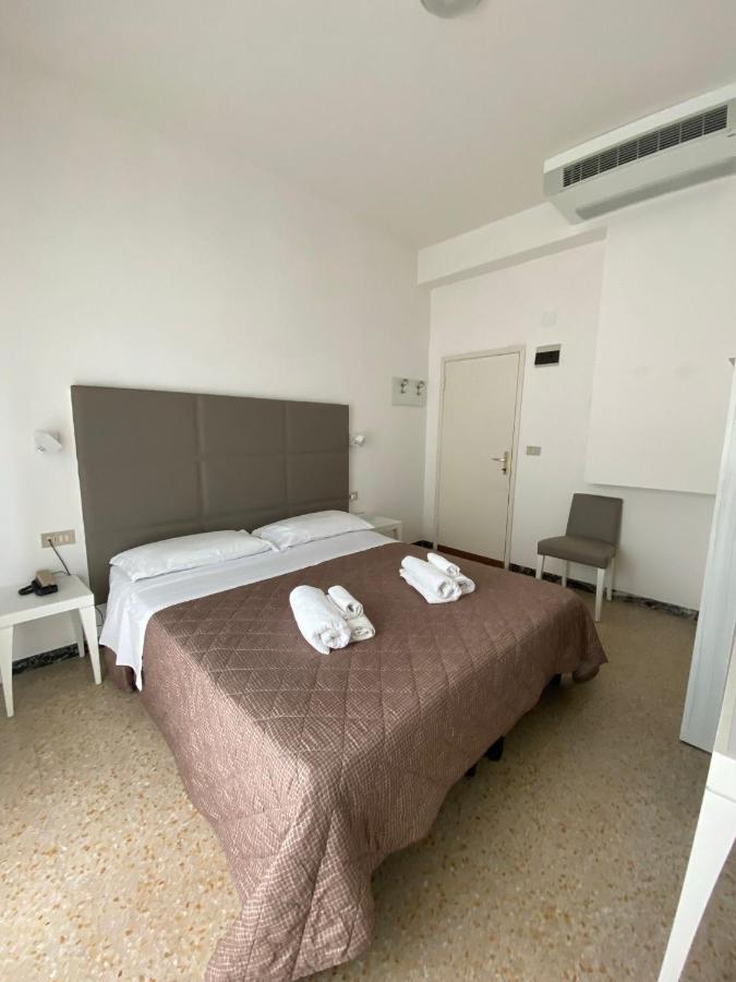 Hotel Silver Римини Екстериор снимка