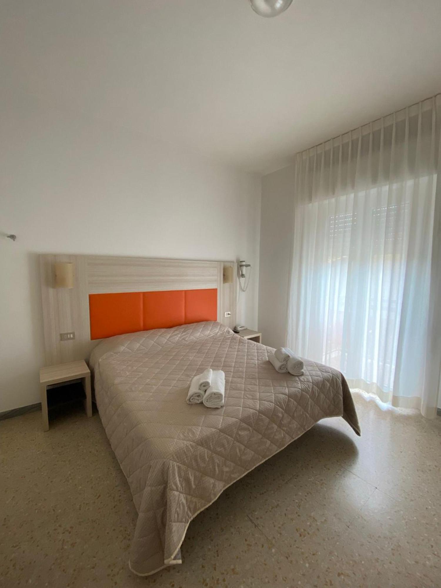Hotel Silver Римини Екстериор снимка