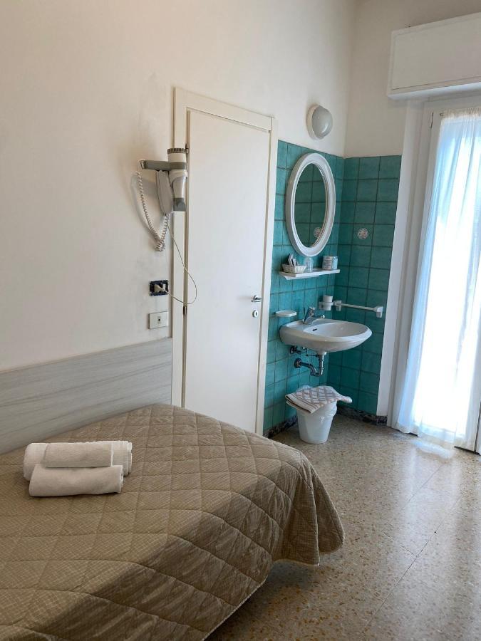 Hotel Silver Римини Екстериор снимка