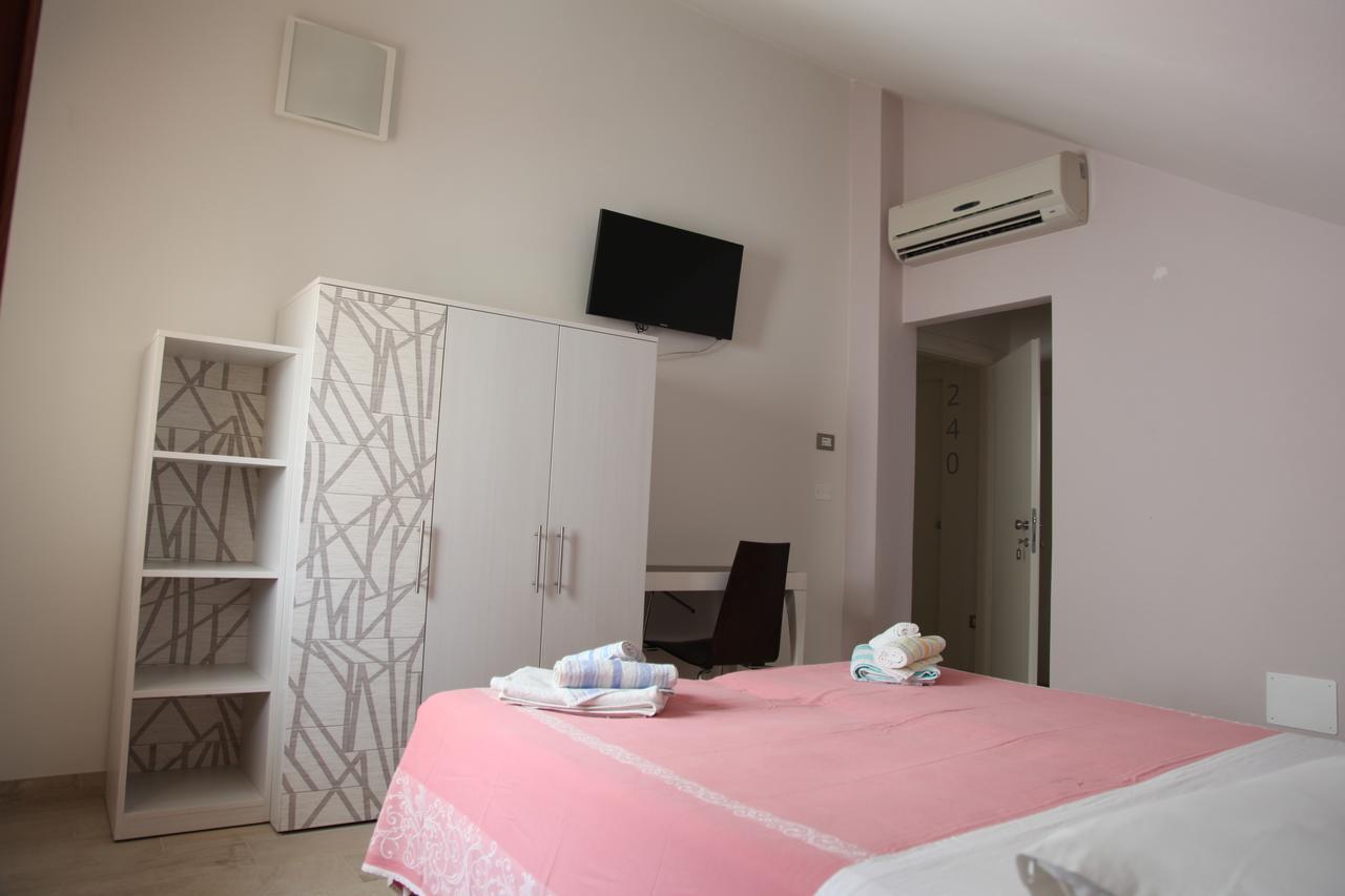 Hotel Silver Римини Екстериор снимка